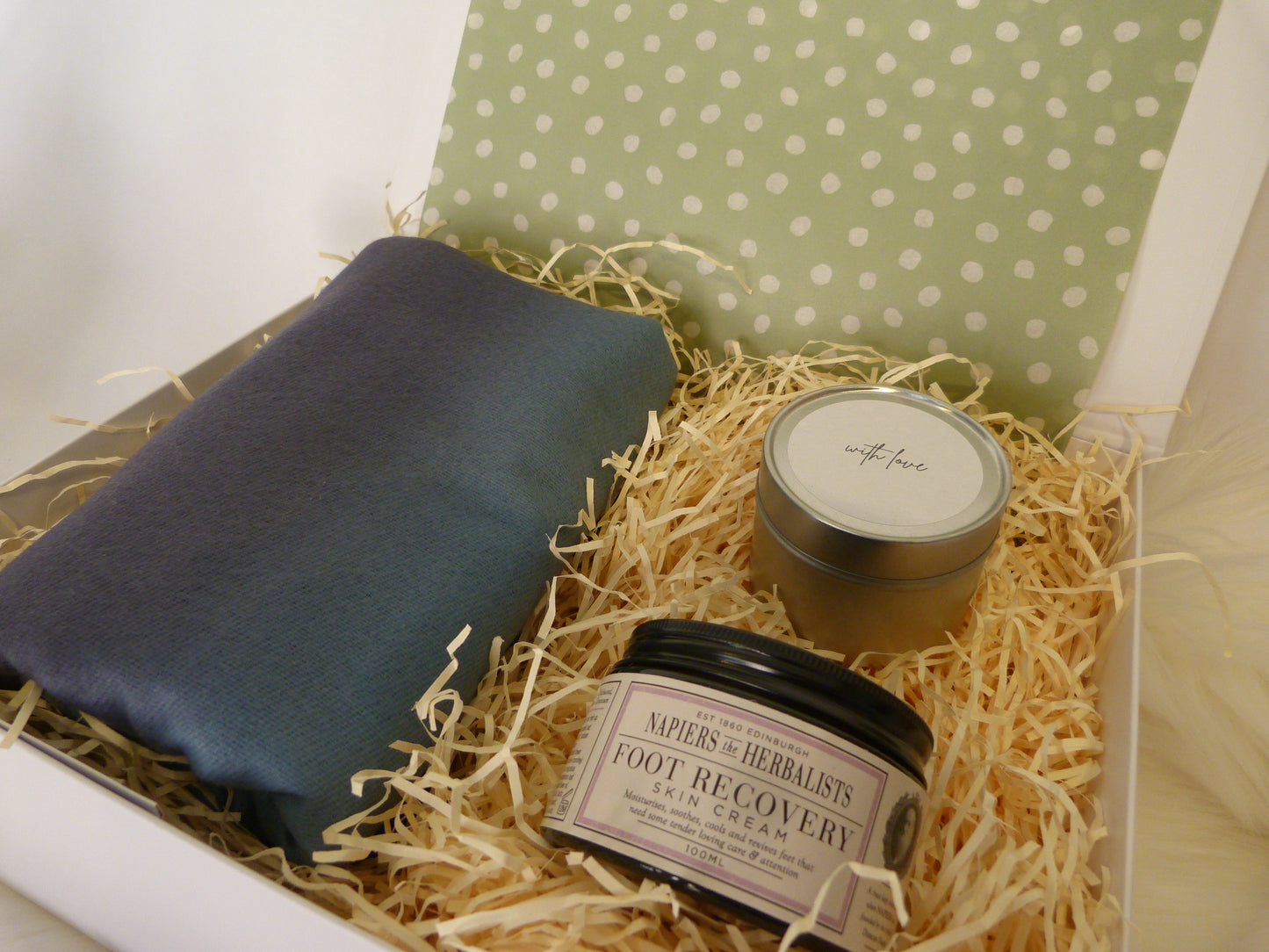 STROLL AND UNWIND LUXURY CASHMERE GIFT BOX