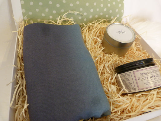 STROLL AND UNWIND LUXURY CASHMERE GIFT BOX